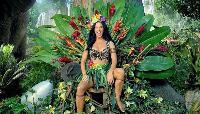 .@katyperry's 'Roar' becomes the first music video by a female artist in history to surpass 4 billion views on YouTube.