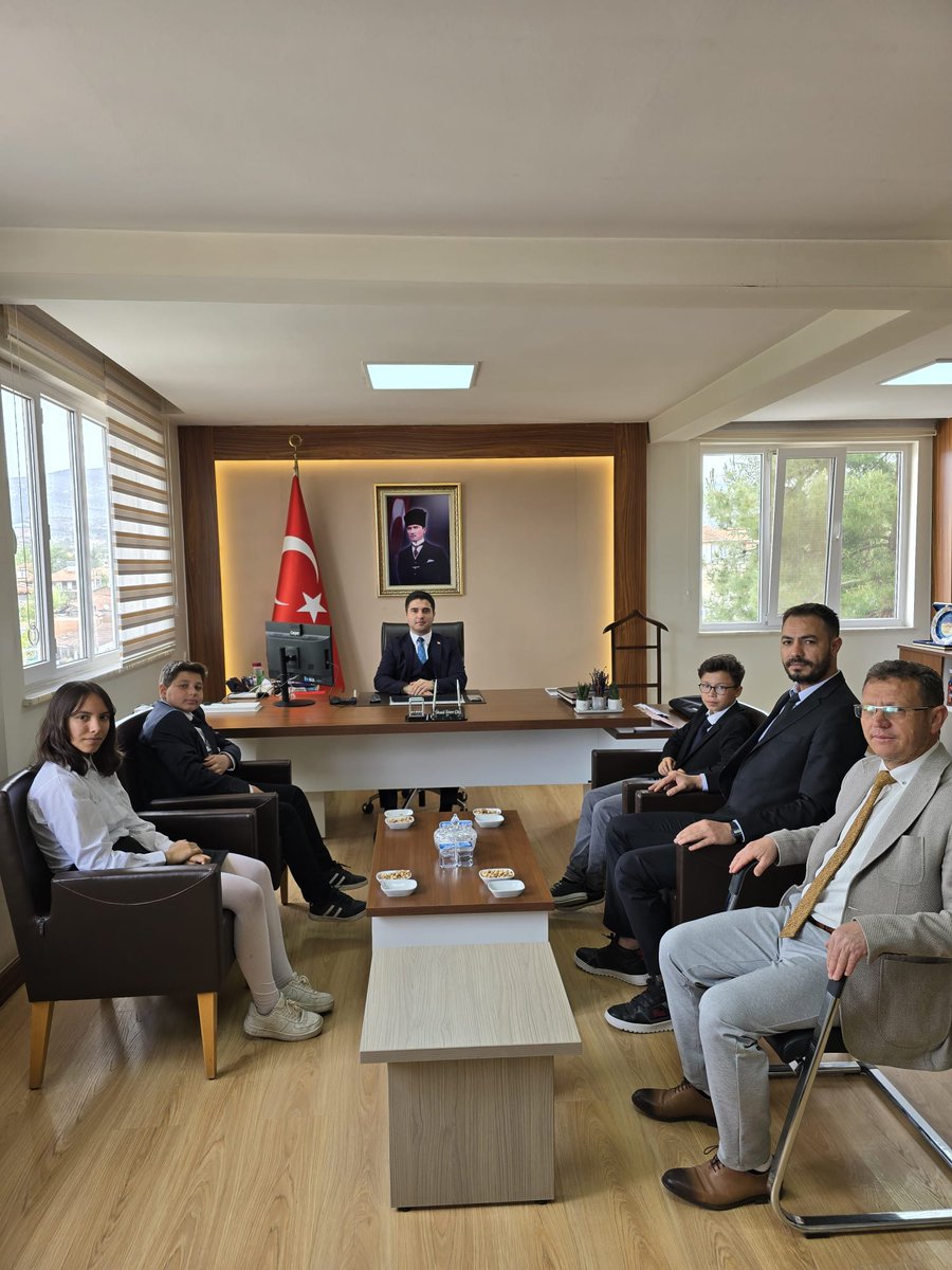 BeyagacM's tweet photo. 18.Tübitak ortaokul öğrencileri araştırma projeleri  Teknoloji Tasarım alanında Ege Bölge https://t.co/dGbmoBAgb3 olan Atatürk Ortaokulu,Proje Danışman Öğretmeni Emrah Bölüm ve öğrencilerimizi ilçe Kaymakamı  Ünsal ÇİTÇİ  plaket vererek onore etmiştir. https://t.co/AorFwmwOhn