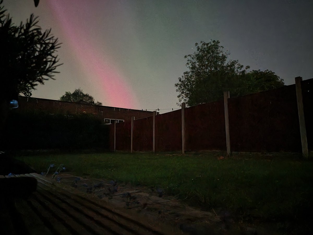 Absolutely stunning #NorthernLights #aurora in Maghull, Sefton. @liverpoolweath @BBCNWT
