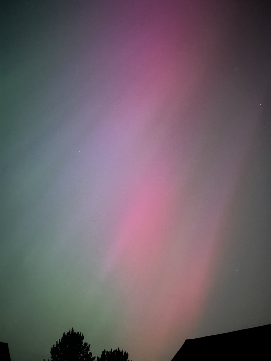 I just saw the most incredible display of my entire life from my backyard in Shropshire 🥹 #aurora