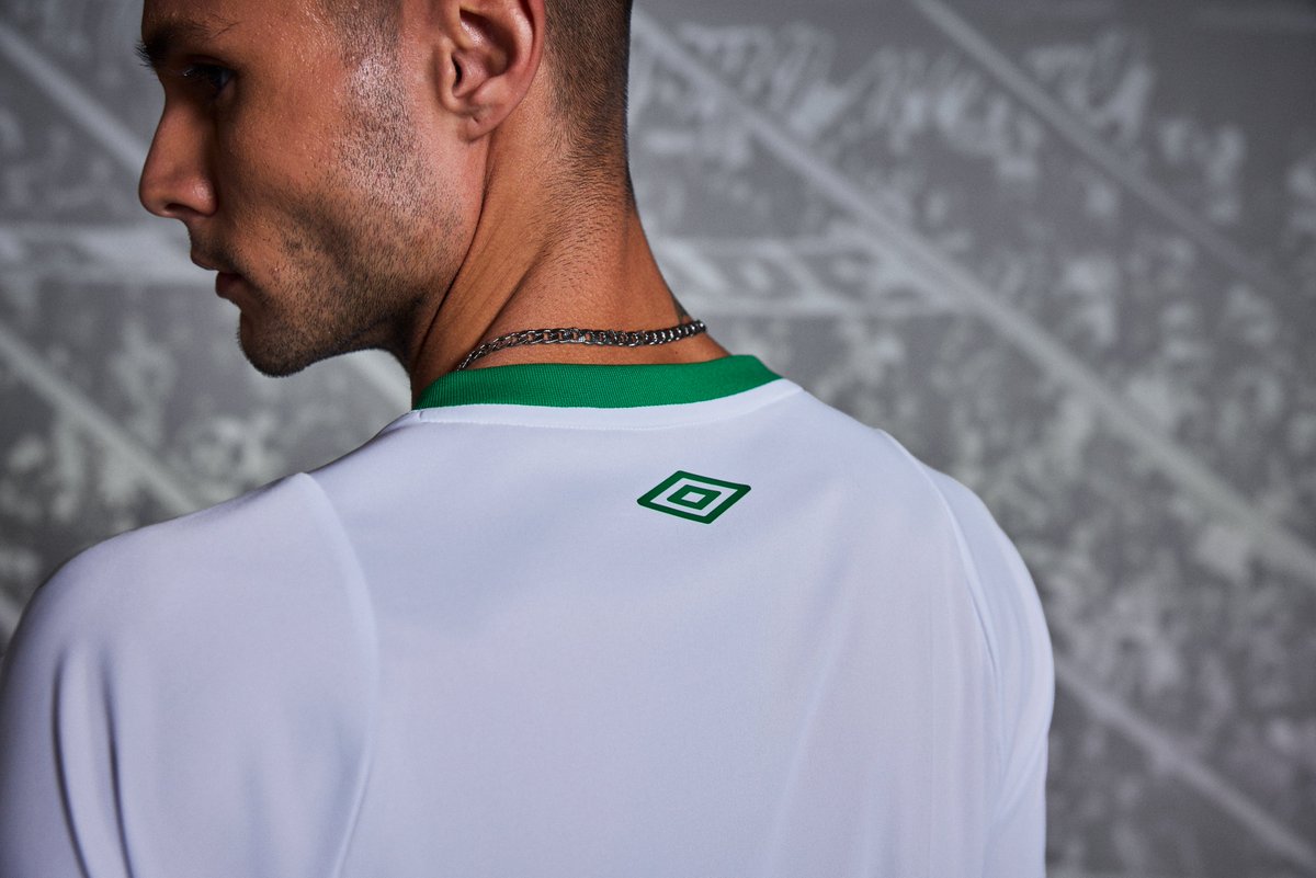 UmbroBrasil's tweet photo. É uma história de luta, é um conto verde e branco, é a força do guerreiro Condá. Do Oeste de Santa Catarina, um verde glorioso se expande por todo o mundo💚🤍

➡️ As novas camisas do Verdão já estão disponíveis em https://t.co/Y9yPsr36Bn 

#AlwaysUmbroSince1924 #SempreChape https://t.co/T7hL0FyIeP