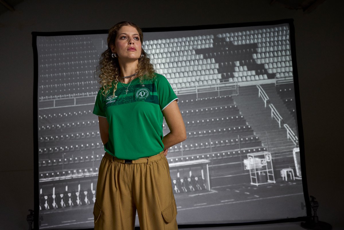 UmbroBrasil's tweet photo. É uma história de luta, é um conto verde e branco, é a força do guerreiro Condá. Do Oeste de Santa Catarina, um verde glorioso se expande por todo o mundo💚🤍

➡️ As novas camisas do Verdão já estão disponíveis em https://t.co/Y9yPsr36Bn 

#AlwaysUmbroSince1924 #SempreChape https://t.co/T7hL0FyIeP