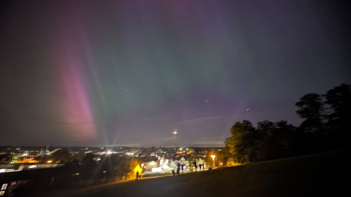 Can't believe the best display I'll ever see of the #NorthernLights might be Hitchin, Hertfordshire lol