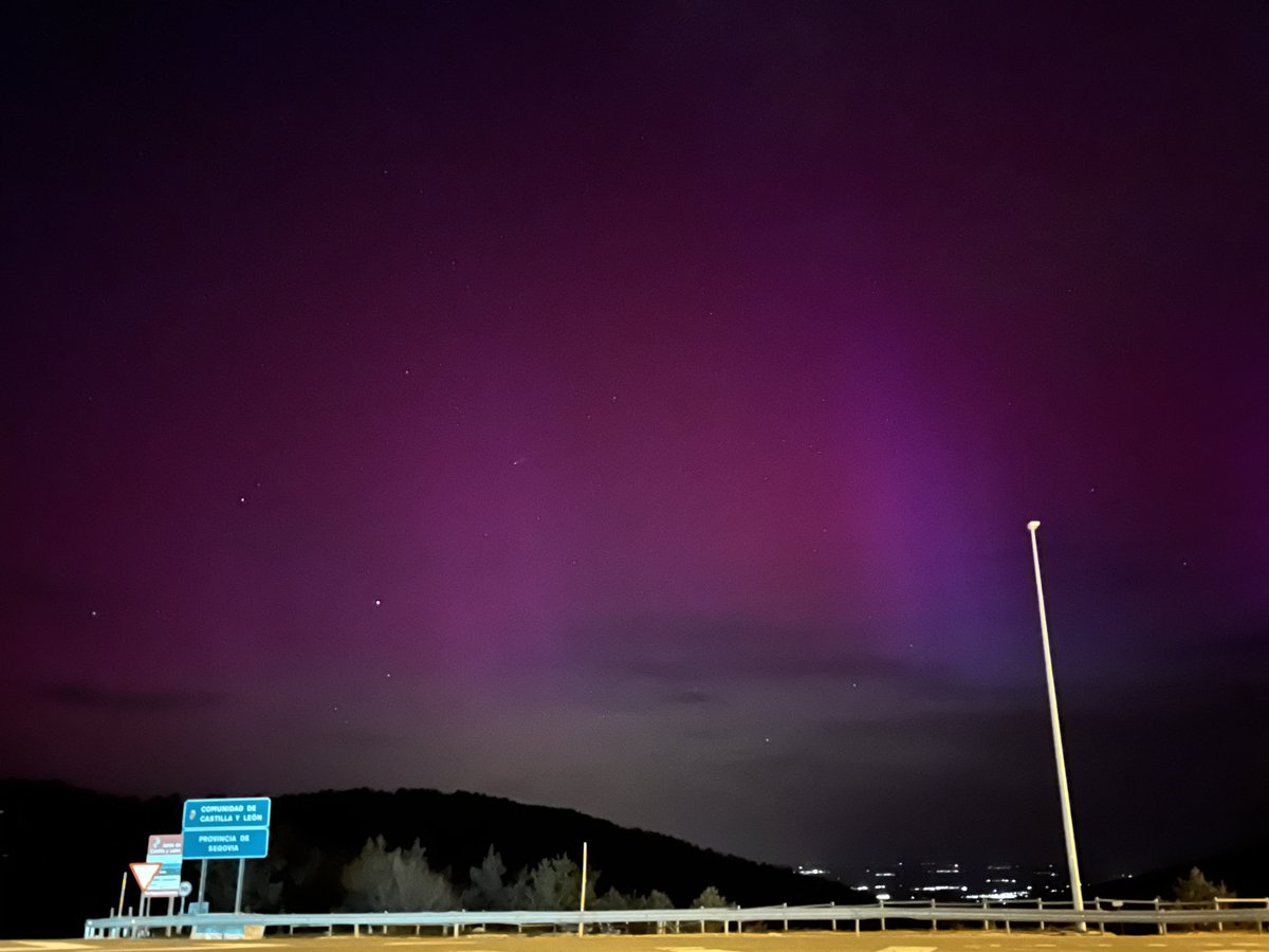 alvariteus's tweet image. ACABO DE CUMPLIR UN SUEÑO

Aurora boreal desde el Puerto de Navacerrada, Madrid. No visible a simple vista, solo a través de foto con el móvil. Os animo a sacar fotos al cielo con modo noche o exposición a ver si la veis. #Auroraborealis #AuroraSpain
