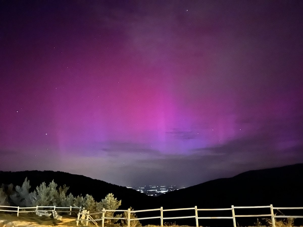 ACABO DE CUMPLIR UN SUEÑO Aurora boreal desde el Puerto de Navacerrada, Madrid. No visible a simple vista, solo a través de foto con el móvil. Os animo a sacar fotos al cielo con modo noche o exposición a ver si la veis. #Auroraborealis #AuroraSpain