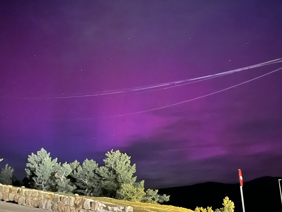 alvariteus's tweet image. ACABO DE CUMPLIR UN SUEÑO

Aurora boreal desde el Puerto de Navacerrada, Madrid. No visible a simple vista, solo a través de foto con el móvil. Os animo a sacar fotos al cielo con modo noche o exposición a ver si la veis. #Auroraborealis #AuroraSpain