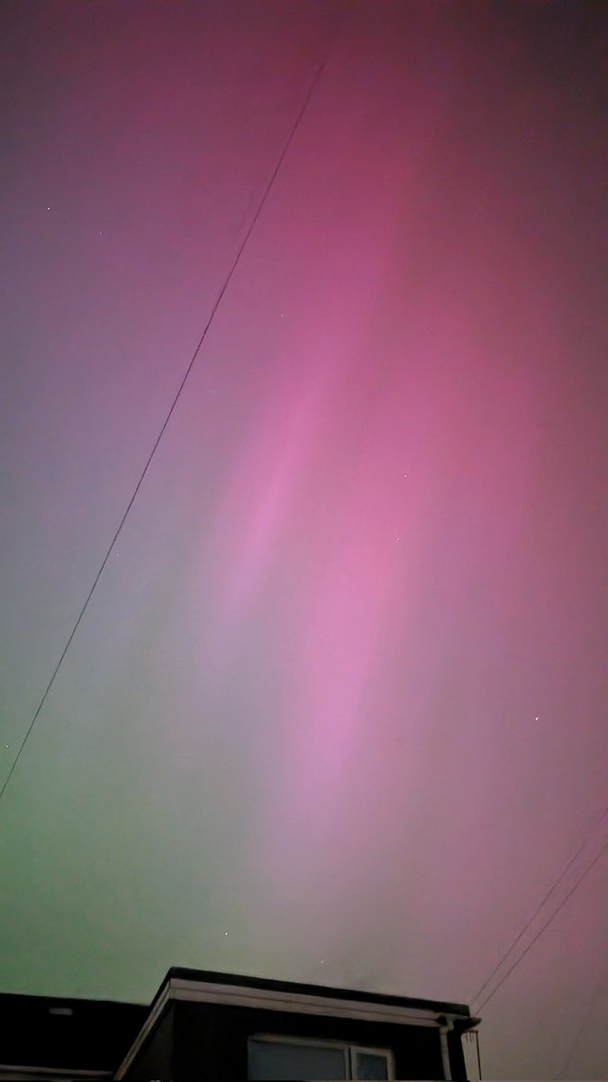 Unbelievable! 😮

The #aurora on full display in #PortTalbot right now 🌌

Clearly visible with the naked eye and through a phone camera 🤳🏻

Never, ever thought I would see this 🥹

#NorthernLights