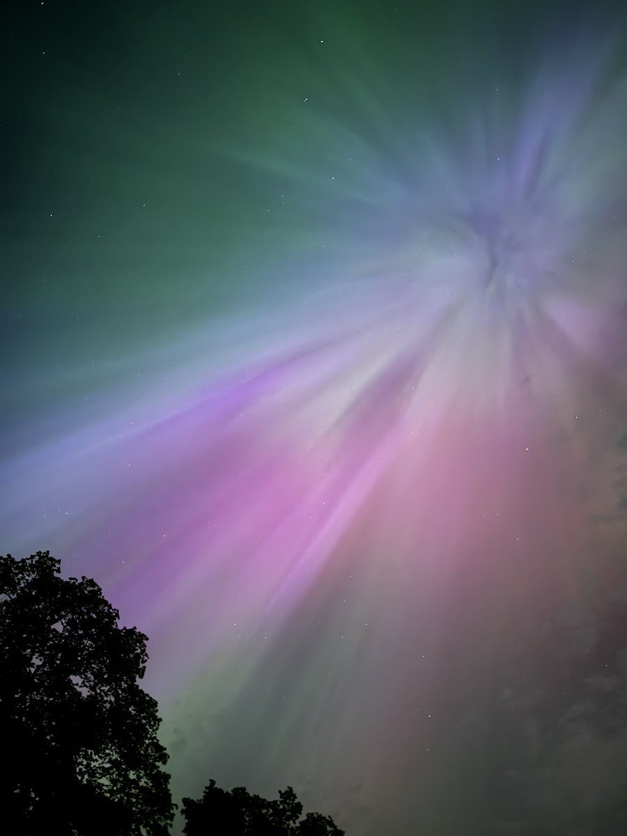 Tonight’s aurora from Longhirst Village Northumberland 10/05/24 @StormHour @PhotoOfThe @metoffice