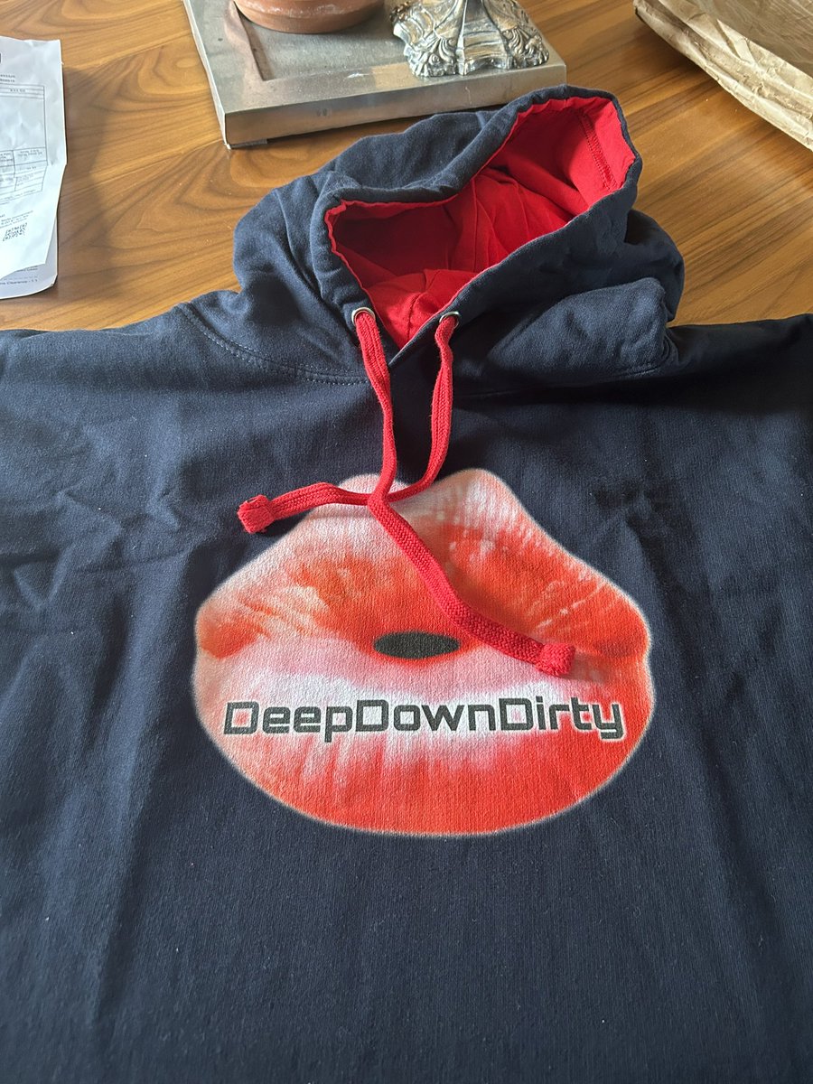 My new @DeepDownDirtyRL #hoodie came today! Yea! My favourite #electronicmusic #RecordLabel
Im about to have my #NewMusicFriday #NewMusicAlert .  #ComingSoon !!!! Stay tuned here @FrischJani57960 and with @DeepDownDirtyRL for more info!