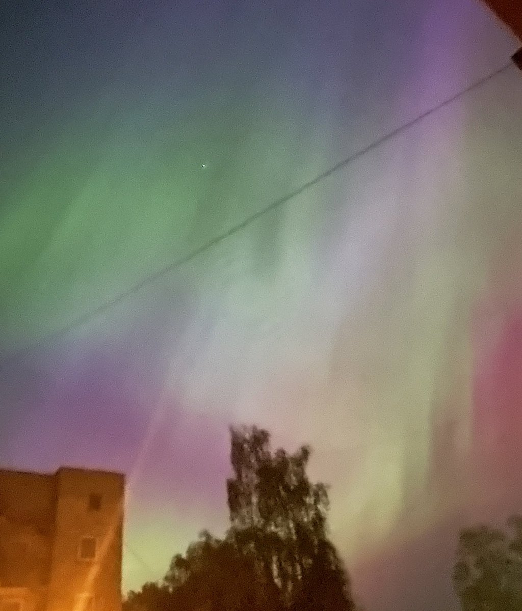 Protams, ka raudu no laimes. Protams, ka arī pa logu biju izliekusies tālāk nekā vajadzētu.

Šādi Rīgā, Teikā, kur visapkārt gaismas. Vienkārši amazing ⭐️