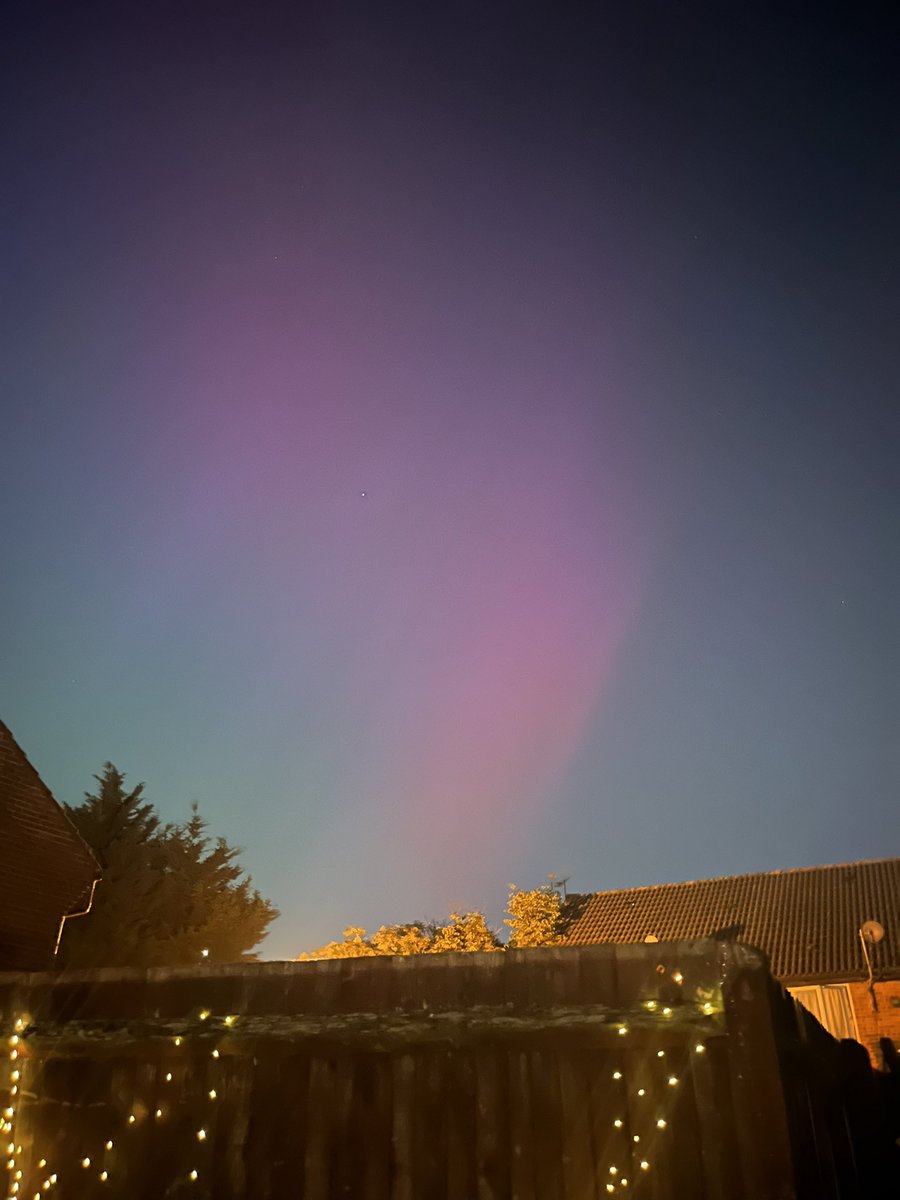 Sandyannewhite's tweet photo. Northern Lights from my back garden this evening in South East London https://t.co/3PTe6c2WO4