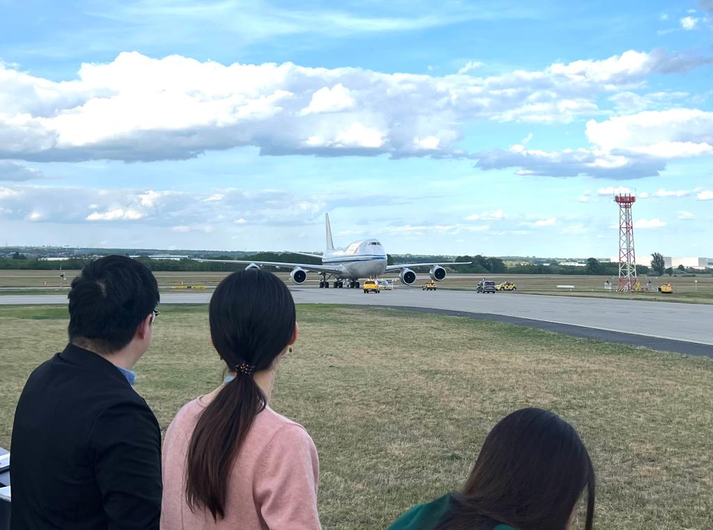 ChinaDaily's tweet photo. People bid farewell to Chinese President Xi Jinping on Friday as he left Budapest after paying state visit to Hungary. https://t.co/Q87BfhfUEW