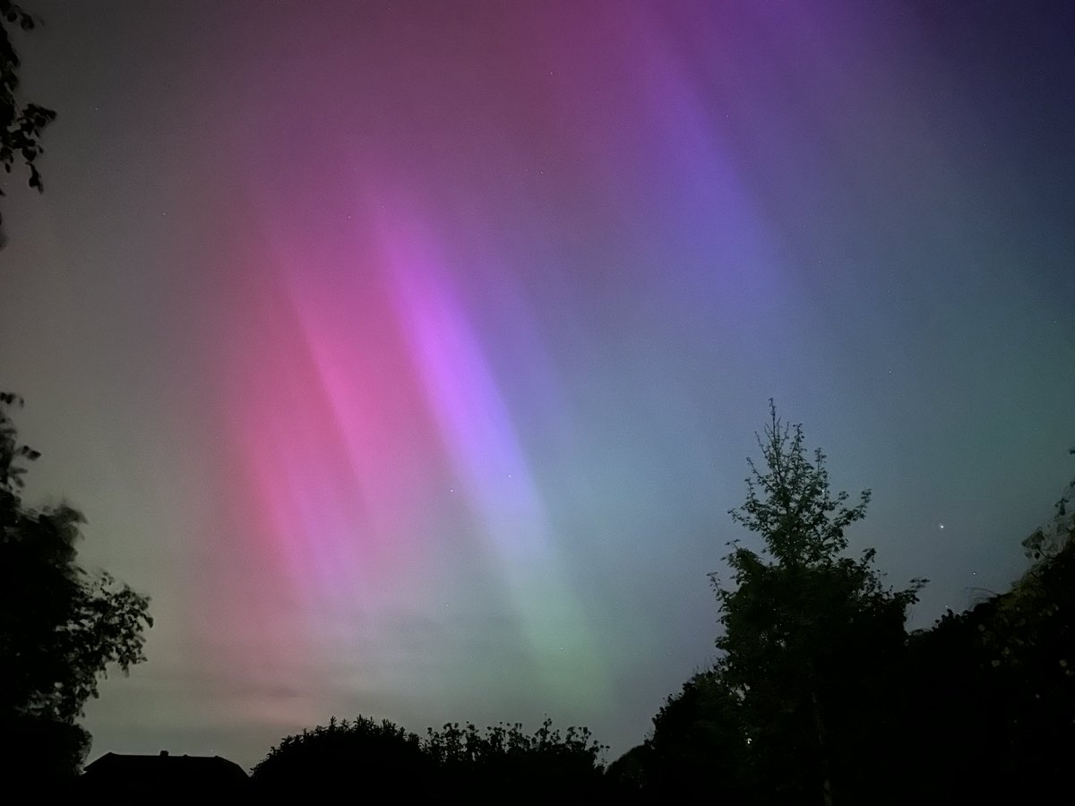 Holy fuck northern lights in BRIGHTON??? So beautiful 😵