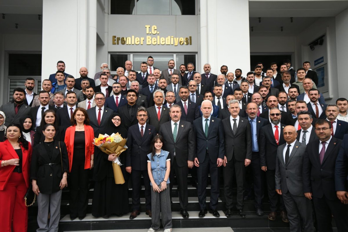Genel Başkanımız Sayın Mustafa Destici, 31 Mart Yerel Seçimlerde belediye yönetimini Büyük Birlik Partisi’ne emanet eden Sakarya Erenler'de, Belediye Başkanımız Şenol Dinç’i makamında ziyaret etti, hayırlı olsun dileklerinde bulundu.