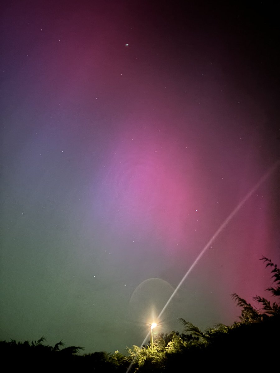 SamHorsley's tweet photo. All the way down here in England tonight #aurora #NorthernLights #grove https://t.co/Yt4Fw6SD2o