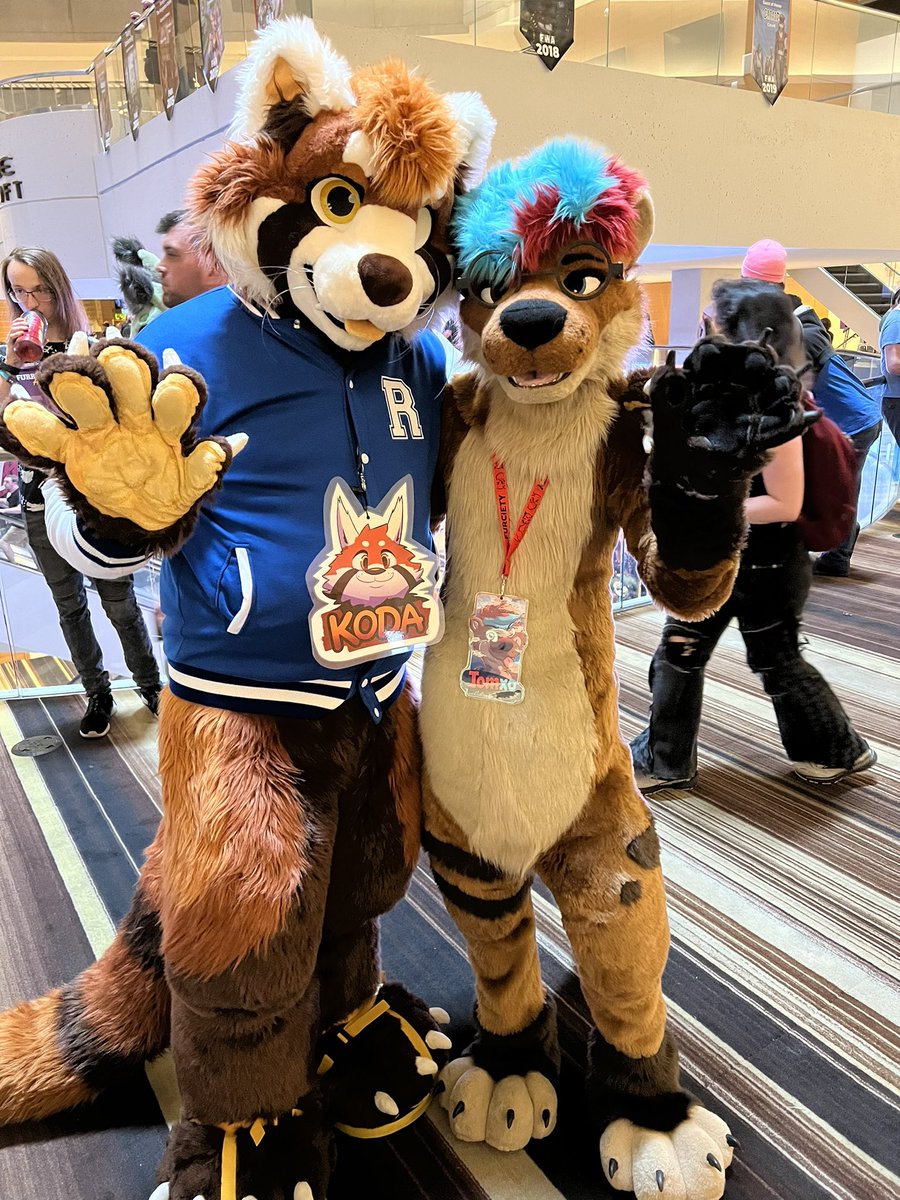 #FursuitFriday at the #FWA2024 Nerdy otter meets <a href="/koda_wah/">koda.wah.ninja 🦊</a> 🤓☺️