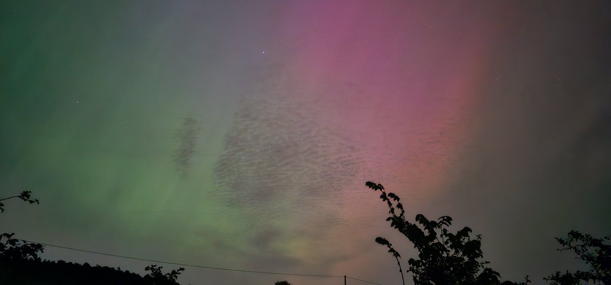 Gorgeous aurora in England tonight, in the east mid! #Auroraborealis #aurora