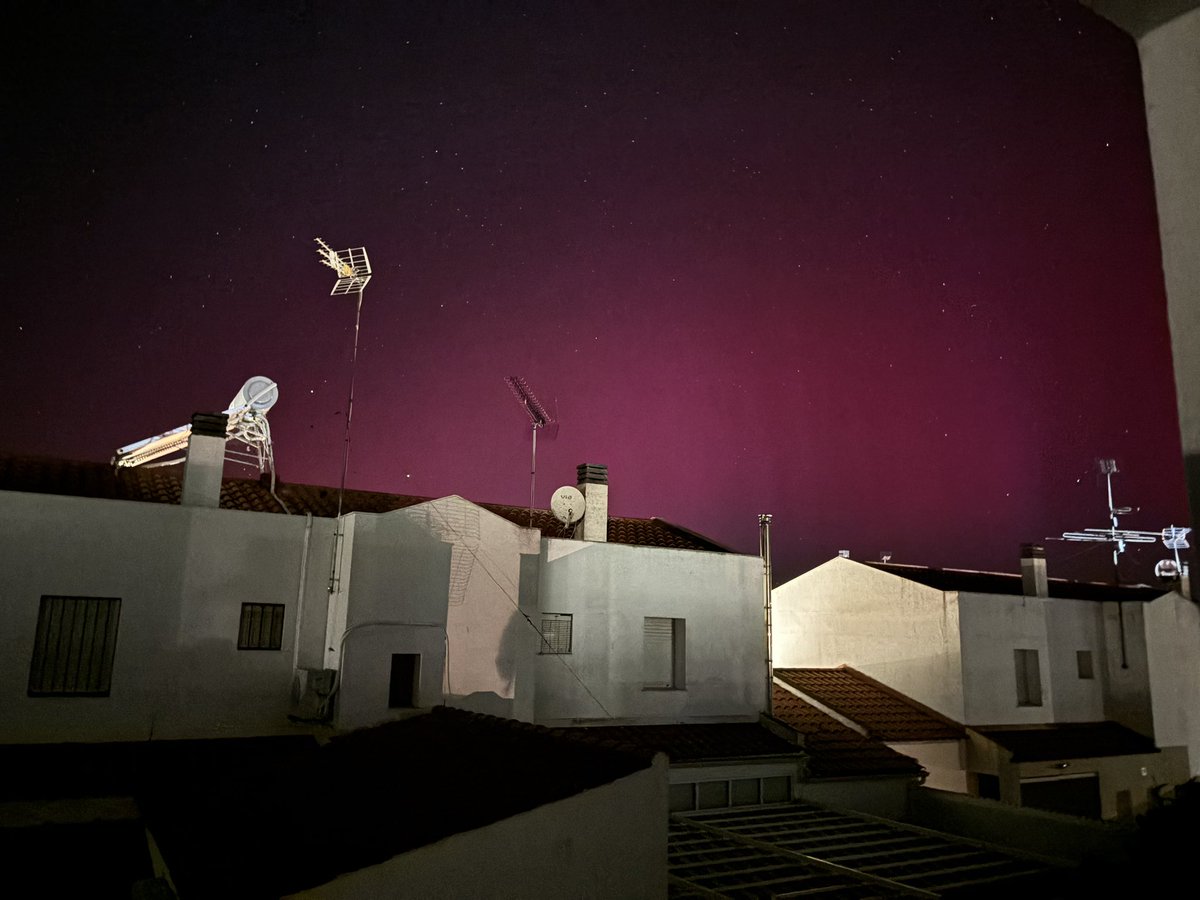 Aurora Boreal desde Llerena (Extremadura). Jamás pensé que vería esto aquí. Que pasada.