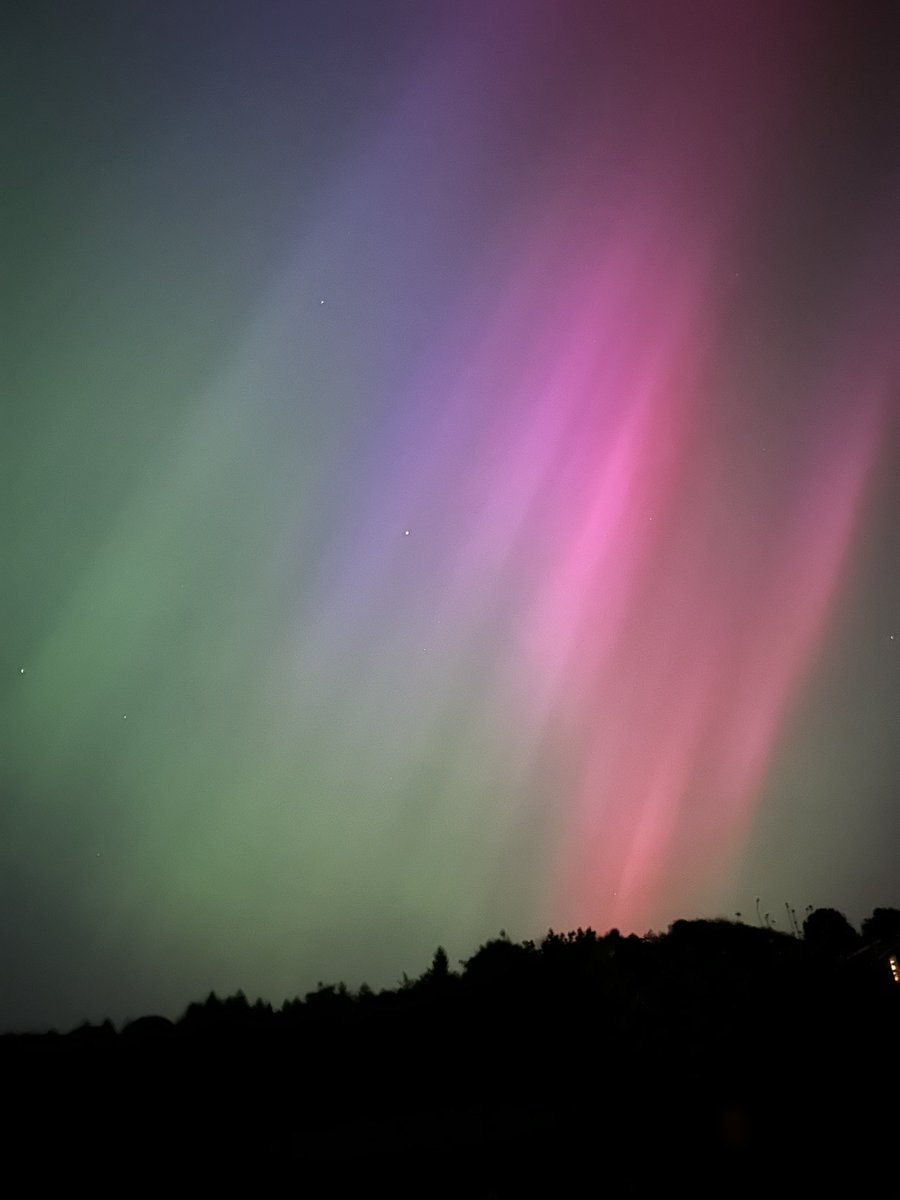 Northern lights in the UK timed perfectly to coincide with the new series of #DoctorWho landing on @BBCiPlayer and @DisneyPlus ❤️❤️