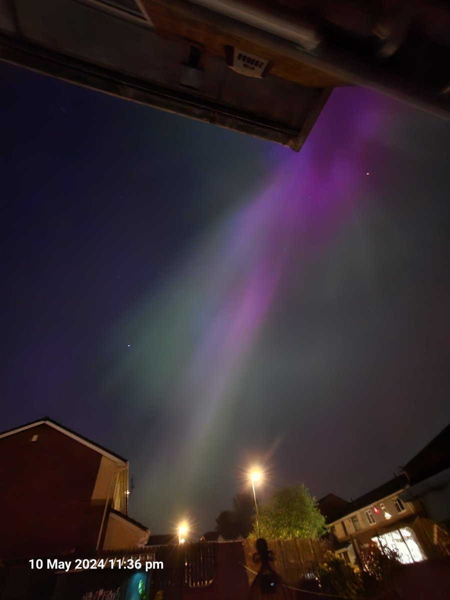 pepperpotdog's tweet photo. Wow amazing #sholver #Auroraborealis @ChadWeather never thought i would get this over my house! https://t.co/0NqSr8o0It