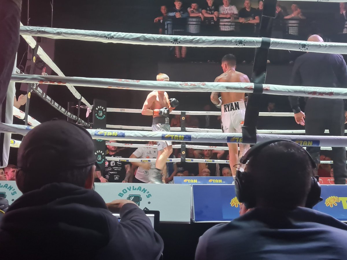 Ructions here as Tony McGlynn gets the win over Dave Ryan in the main event, 78-73 on Emile Tiedt's card. Most probably had it much, much closer. The Limerick camp are livid. Pity as it takes from what was an epic scrap #IrishBoxing