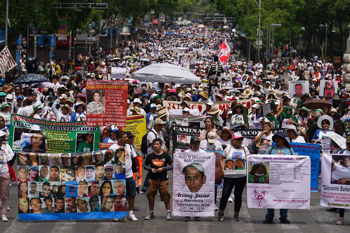 Mujeres salen a protestar en el Día de la Madre: “Nada que celebrar” en México. Miles de mujeres salieron a las calles en CDMX y otros estados para protestar por sus hijos desaparecidos, con gritos donde recordaban que no hay “nada que celebrar”. 👉 bit.ly/3WCZig6