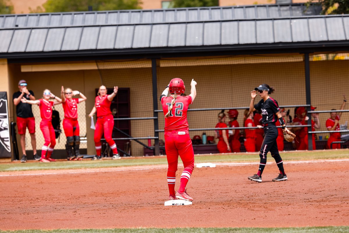 𝙏𝙞𝙩𝙡𝙚 𝙗𝙤𝙪𝙣𝙙 😤 Hilltopper Softball is set to battle for the CUSA Crown 𝙩𝙤𝙢𝙤𝙧𝙧𝙤𝙬 at 1 PM 🏆 #GoTops | @WKUSoftball