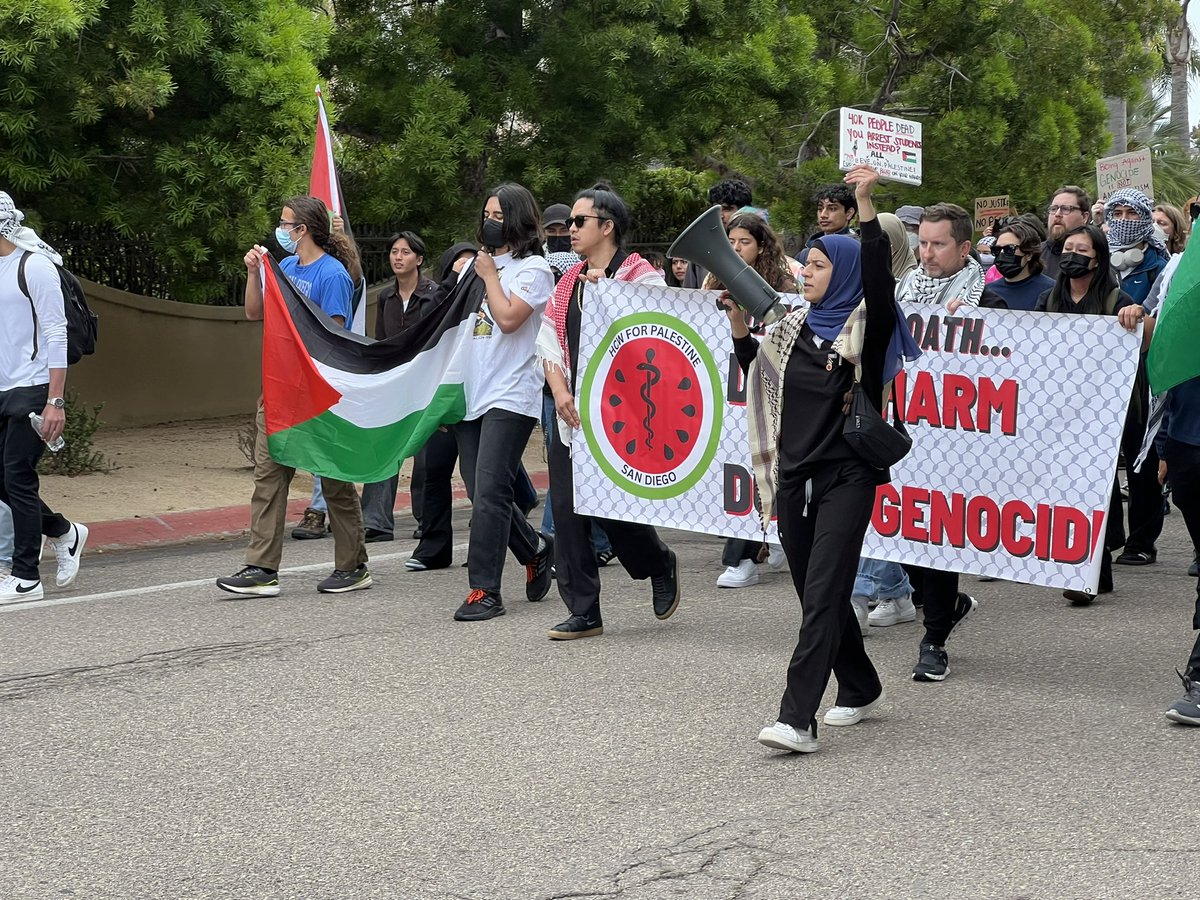 Having not had enough interactions w/police when the pro-Palestinian encampment @UCSanDiego was dismantled Monday, @HCWforPalestine marched through one of the wealthiest neighborhoods in La Jolla (presumably bc the Chancellor’s house is there) this afternoon.