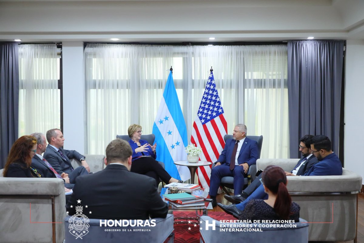 📌El Canciller @EnriqueReinaHN, se reunió con @USAmbHonduras, para conversar acerca de los resultados de la Reunión Ministerial de la Declaración de los Ángeles sobre Migración y Protección, realizada el 7 de mayo en 🇬🇹, además, dialogaron sobre los avances en la agenda bilateral