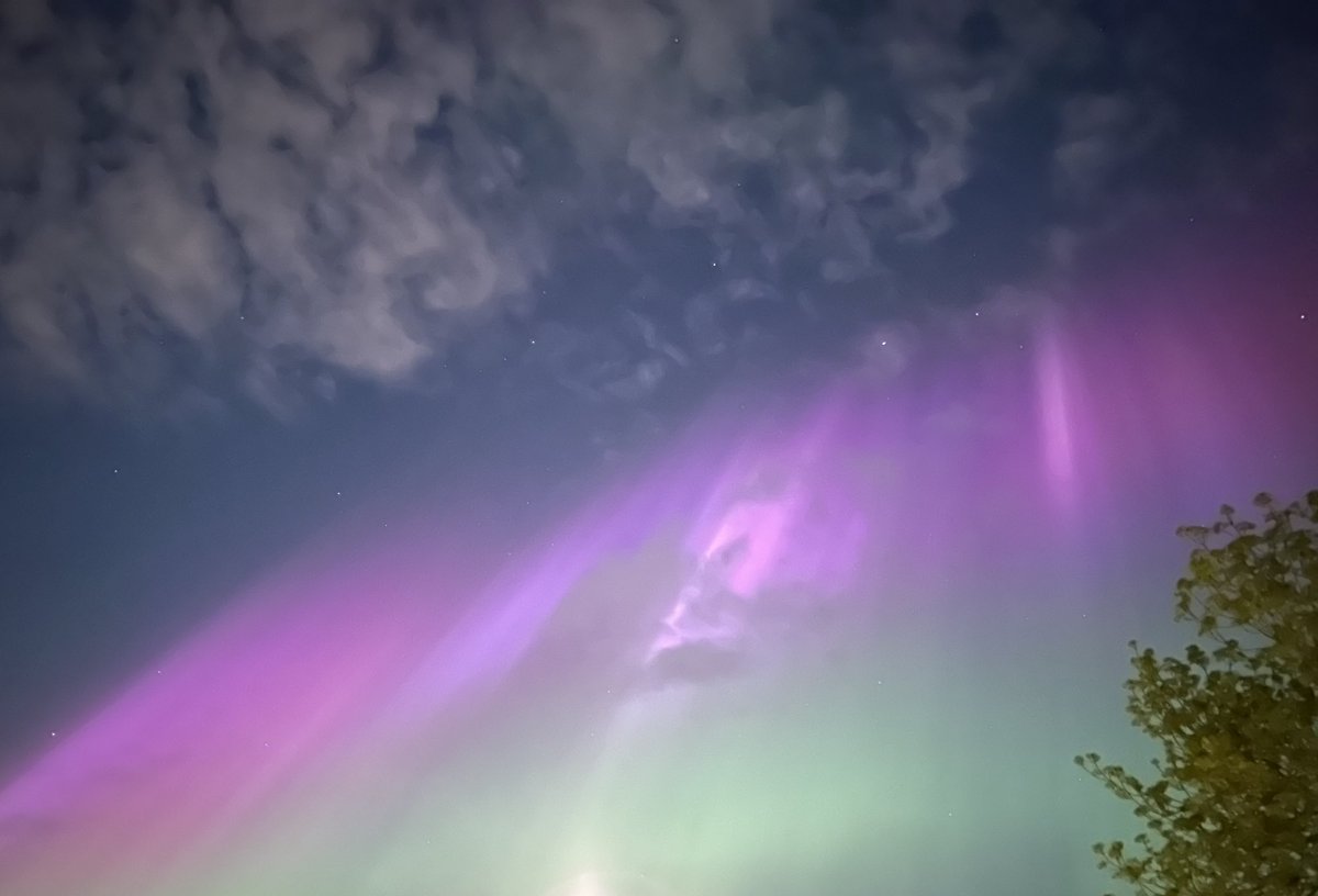 gacarey's tweet photo. Central Scotland #aurora #Auroraborealis https://t.co/LUISzQvWn4