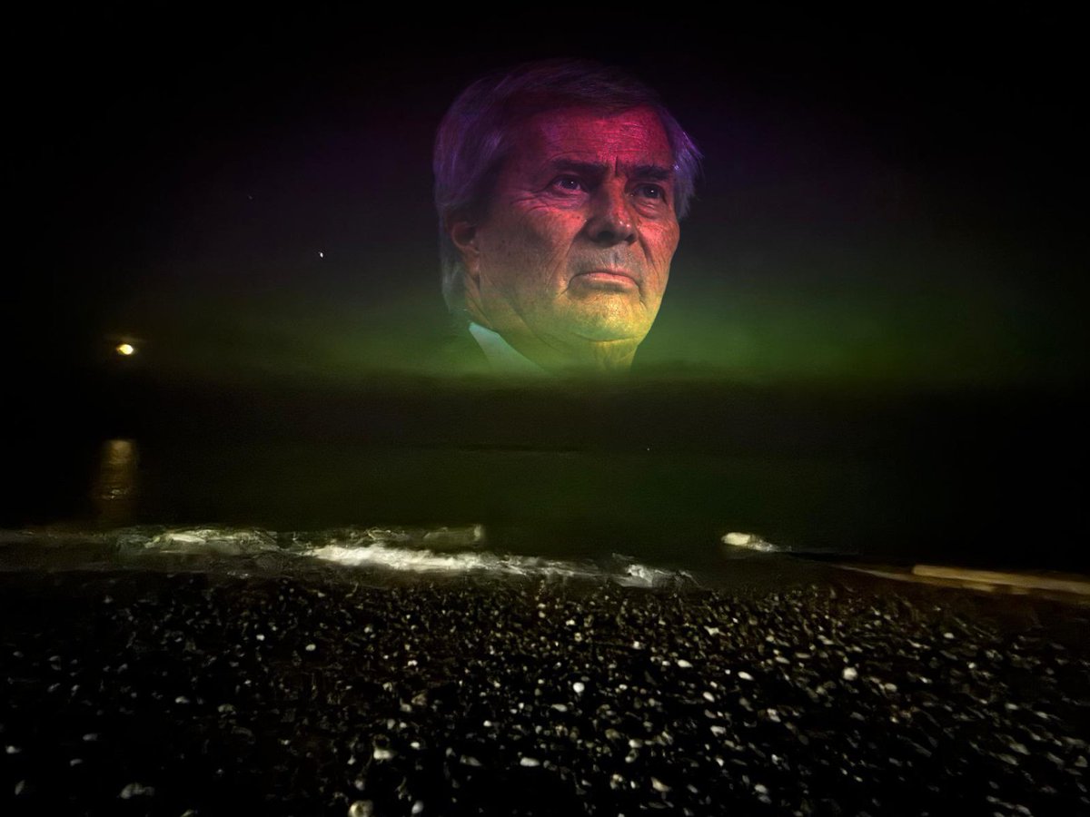 L'enfant, avec sa charmante dyslexie habituelle, vient de nous dire "elle est incroyable l'horreur Bolloréale !", ce qui a inspiré à Reno ce petit montage uhuhuh #auroreboreale