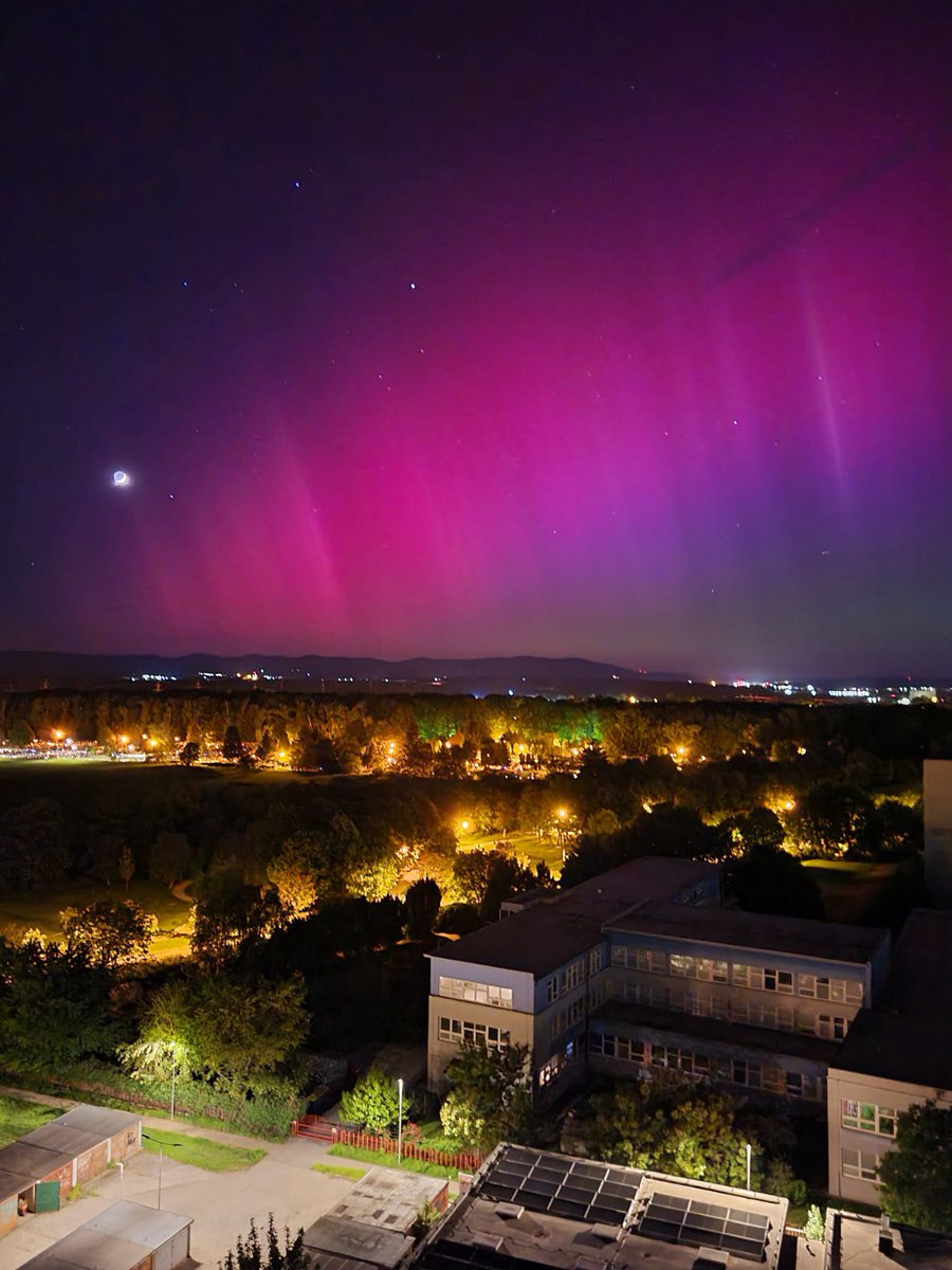 Northern Lights spotted over #Slovakia right now! If you're in the area, step outside and catch this breathtaking natural display. Don't forget to share your photos with us! 🌌 @DanielFaix #NorthernLights #ThisIsSlovakia #slovakia #nightsky #aurora #nightsky #nightphotography