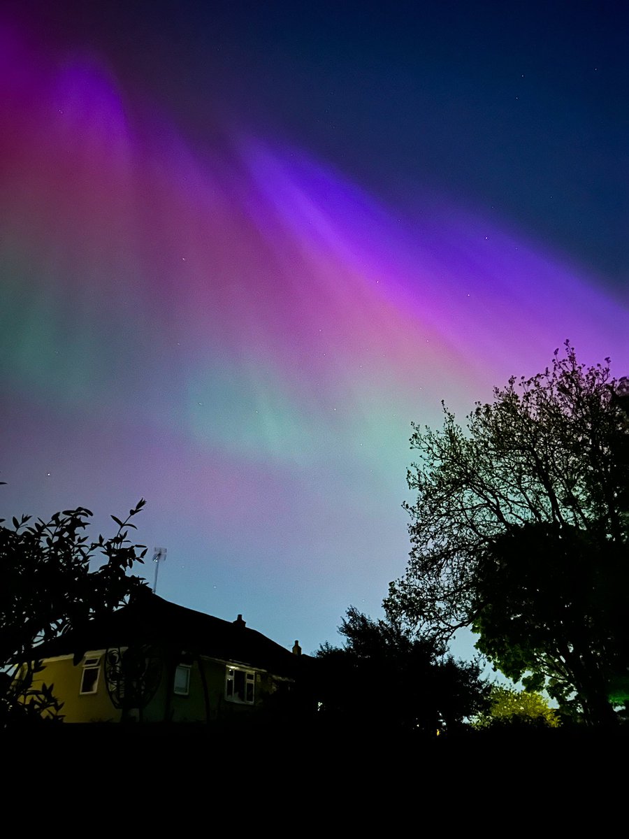 Oh Em Gee. I never thought I’d see the #Aurora in Leeds… let alone in my pyjamas in the back garden with only my phone to hand. My heart. #NorthernLights #NorthernLightsLeeds