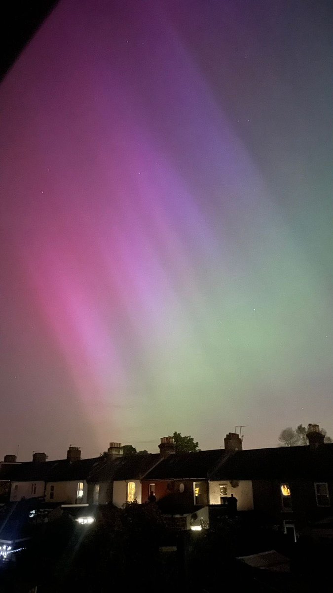 Wake up wake up it’s even visible from SOUTH LONDON ! #aurora