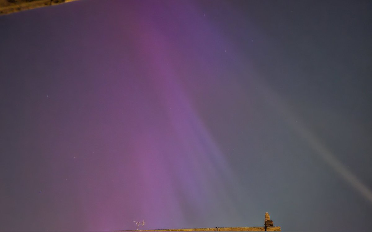 robyn_tupper's tweet photo. North London #aurora https://t.co/iBpxaifTMe