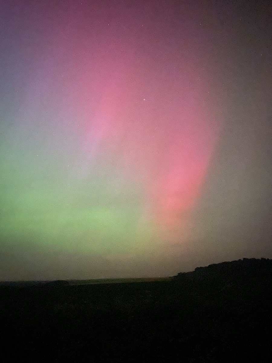 32SimonD's tweet image. Watching Northern Lights in Salisbury tonight