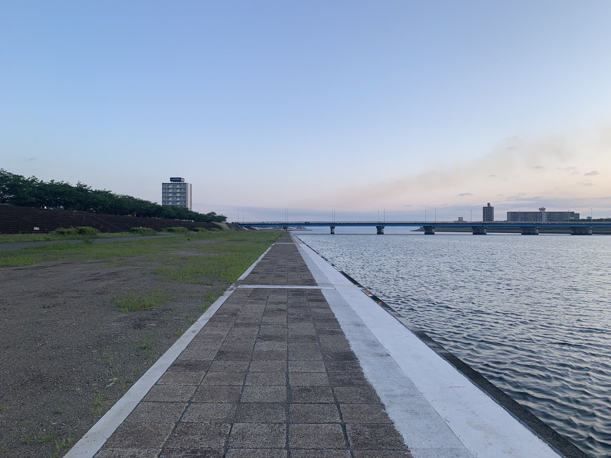 mame_write1's tweet photo. 大分川沿いの土手をランニング🏃‍♀️
川から海になるところ、ちょっと潮の香りがして気持ちいい。別府湾🌊

広くて走りやすい道路と川沿いだった！
次はもう少し長く走ろう⁼³₌₃
＃旅ラン　#大分　＃ランニング https://t.co/LkkbUptMc7