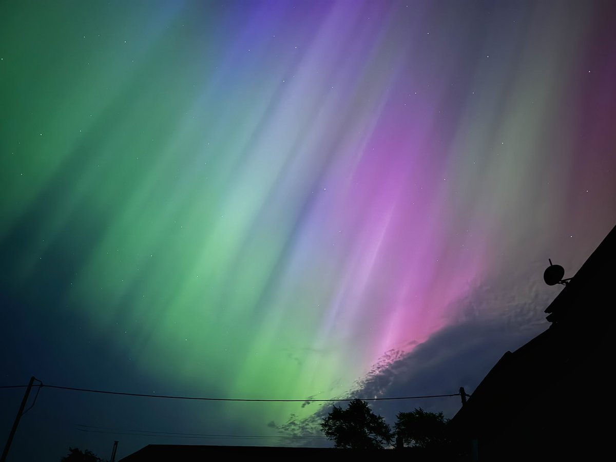 James8209100's tweet photo. Can’t quite believe what I’ve just witnessed with my own eyes! The best #Auroraborealis display I’ve ever seen and I’ve been trying for many years! Stunning and breathtaking, words can’t describe it! Skies over Hornsea, Yorkshire 😍😍#NorthernLights #nature https://t.co/fLbQDwAKnD