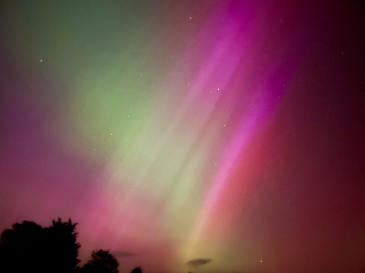 I hate using the word “Amazing” as it’s so overused now. BUT the display of the #NorthernLights in Suffolk tonight truly is AMAZING 🤩. #loveukweather @ChrisPage90 @metoffice @WeatherAisling @danholley_