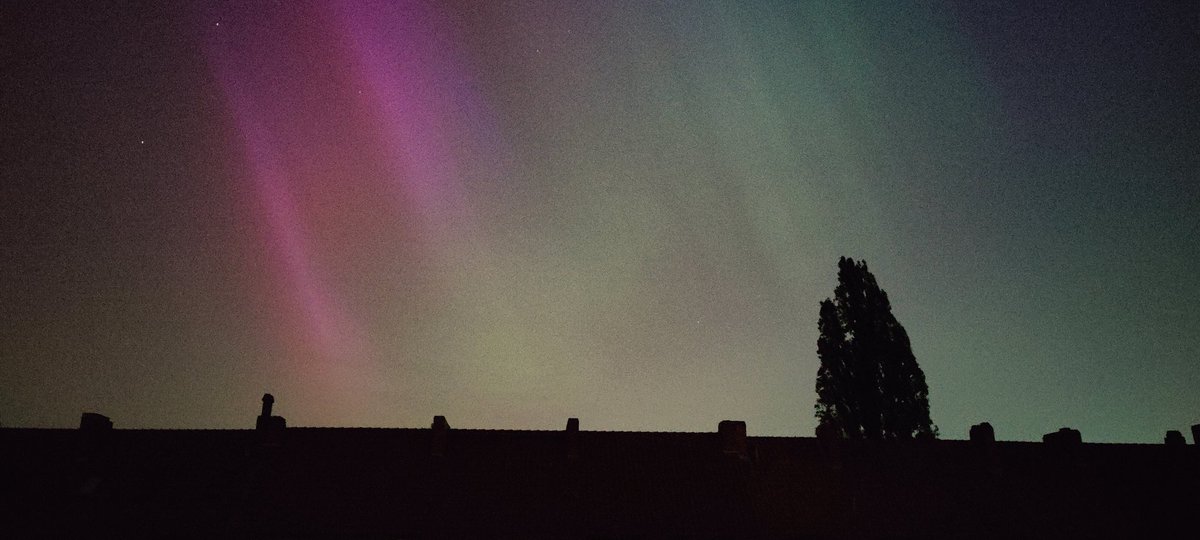 peerolix's tweet photo. Wow! #Polarlichter mit bloßem Auge mitten in #Hannover 😍 #aurora #Auroraborealis #solarstorm https://t.co/ubSjOgs7xM