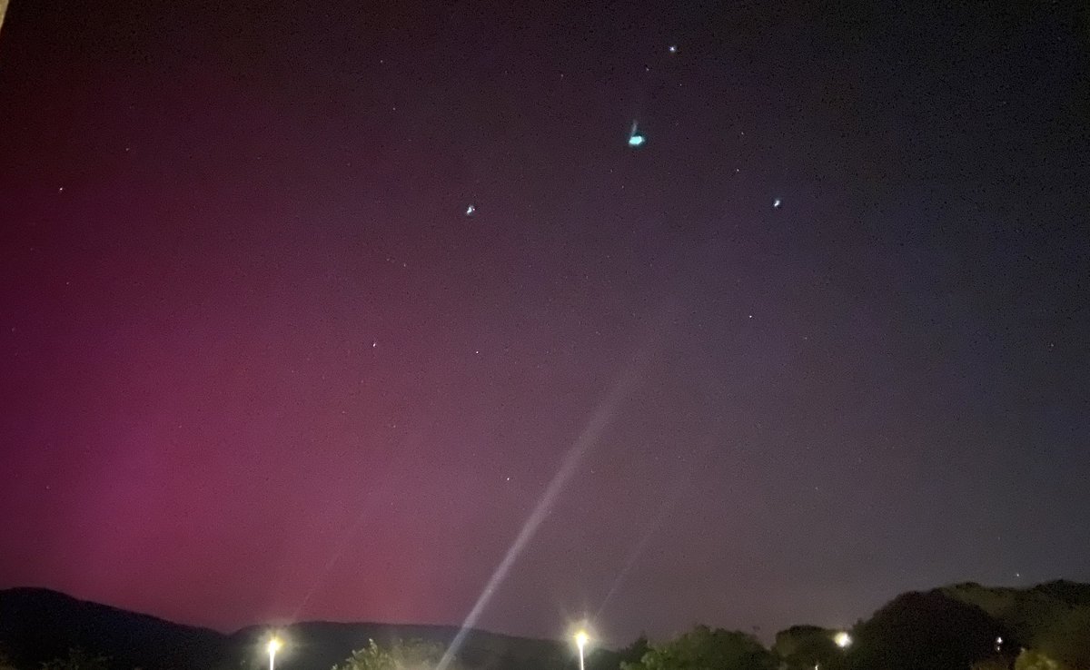 #Auroraboreal a #Besalú mirant cap al Nord 0:30h 😍 #Garrotxa @eltempsTV3 @meteocat @TomasMolinaB @alexmegapc @gemmapuigf @MeteoMauri