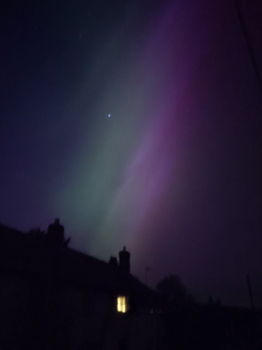 Just now in Powys - lovely.
Helped by low levels of light pollution.
@CountyTimes #aurora #Auroraborealis