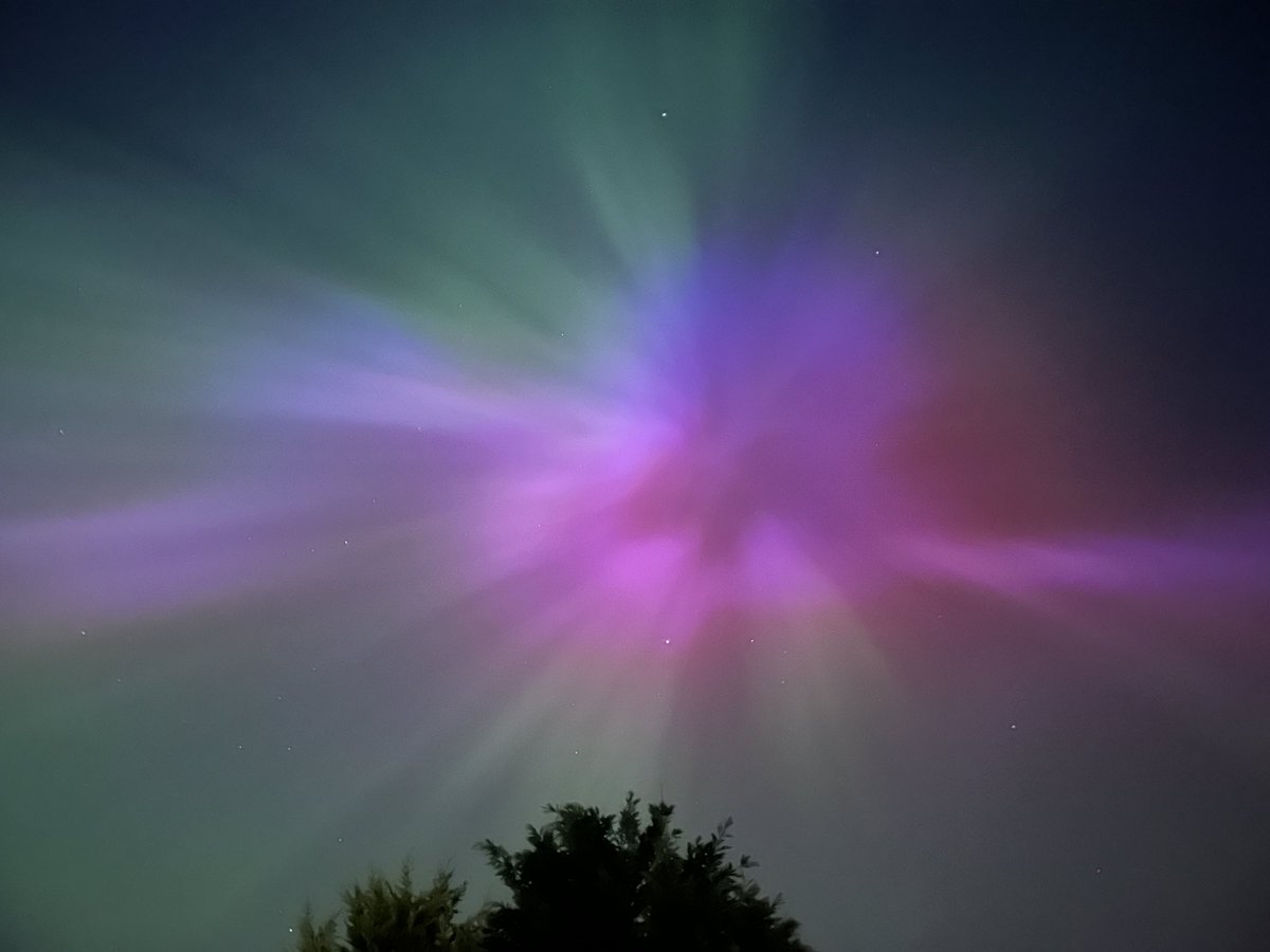 iBallisticSquid's tweet photo. I know they're called 'northern lights' but didn't expect to see them in Huddersfield! What a treat! https://t.co/g3OHCGlDPB