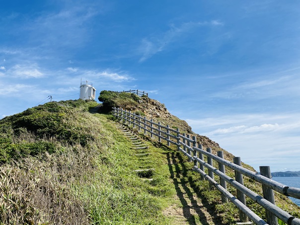 蒲生田岬（かもだみさき）四国最東端の絶景パワースポット 阿南市

徳島県の四国最東端にある蒲生田岬の灯台から見る太平洋や伊島の景色はまさに絶景。
太平洋から吹く暖かい南風を感じて気持ちよかったです。

ahahalife.com/kamodamisakisi…