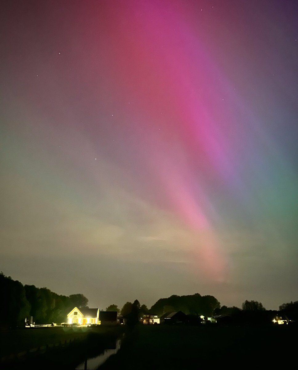 Who else is also not sleeping during this unique event 🙋🏻‍♂️😃

#Auroraborealis #aurora #noorderlicht #leerdam #Netherlands