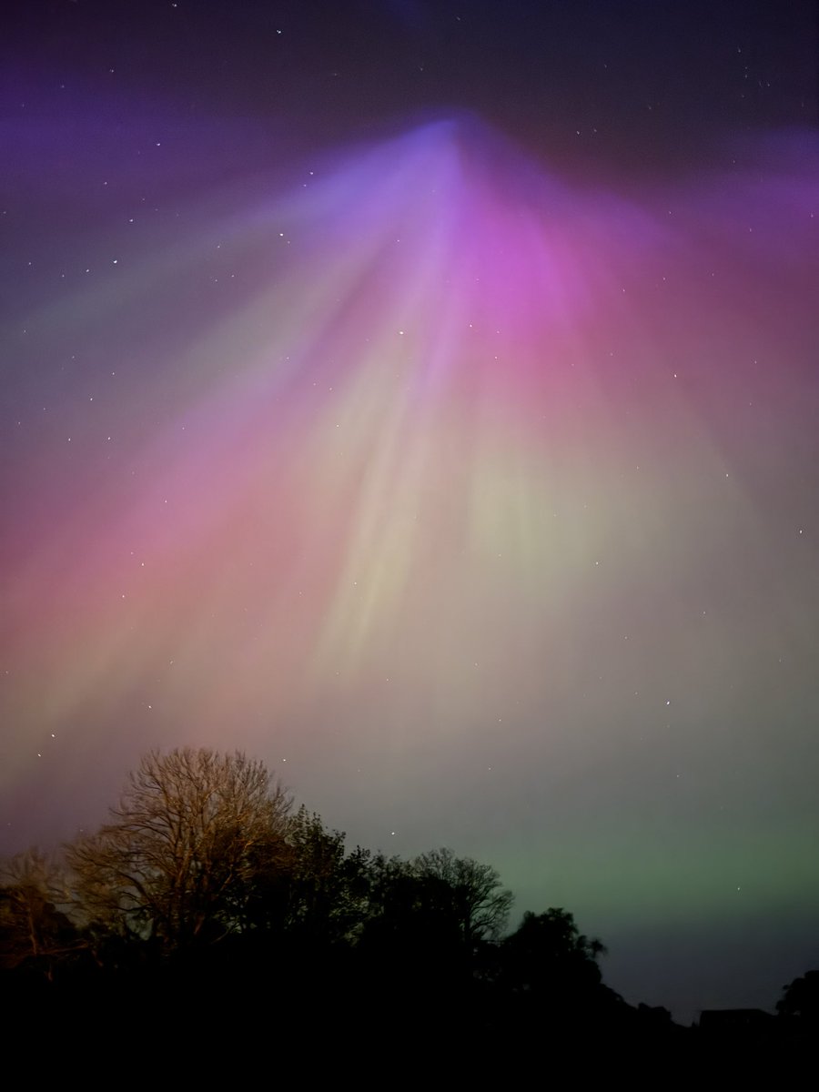 stueg's tweet photo. Keswick lit up right now! #northernlights #Auroraborealis https://t.co/4M5HcVAaxe
