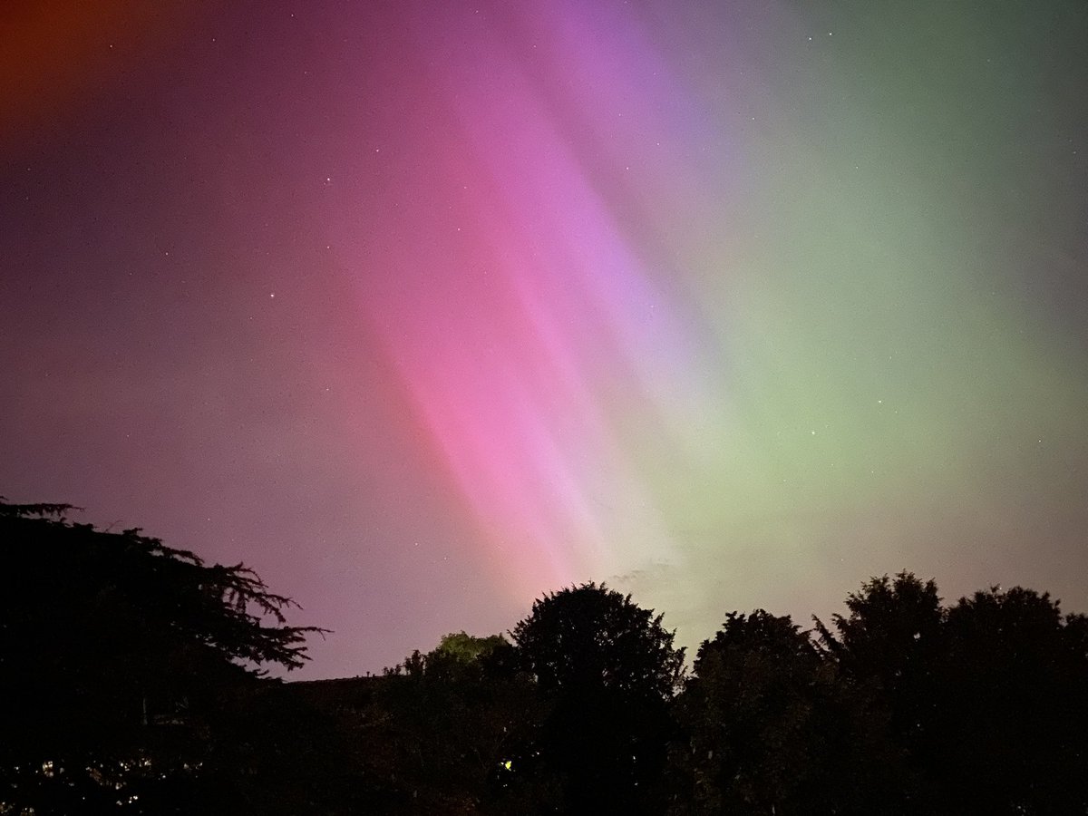 just_ali_b's tweet photo. #northernlights #hertforshire https://t.co/JJX2os8IQ9