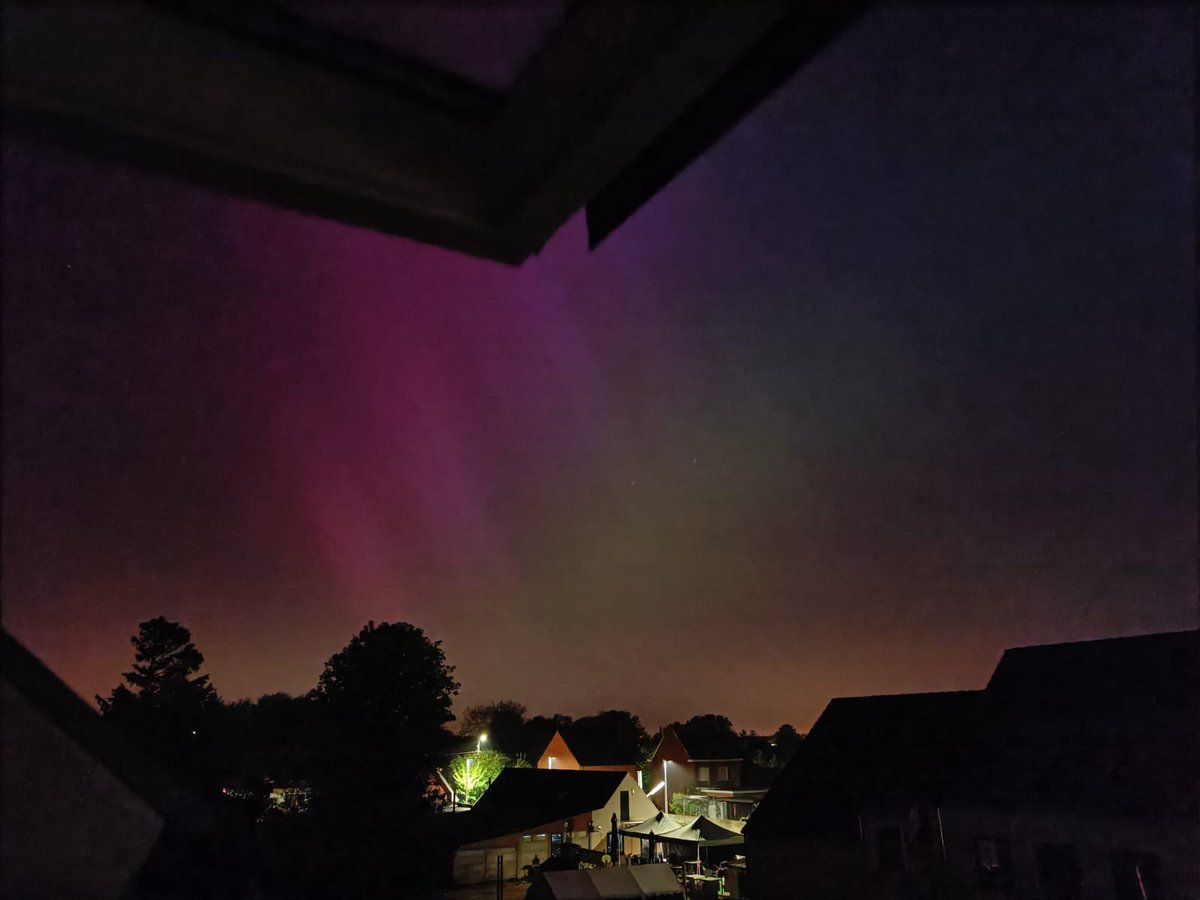 Meer foto’s van #aurora: Zemst en Lokeren! Je kan heel mooi de pilaren zien. #noorderlicht #ruimteweer #zonnestorm #poollicht