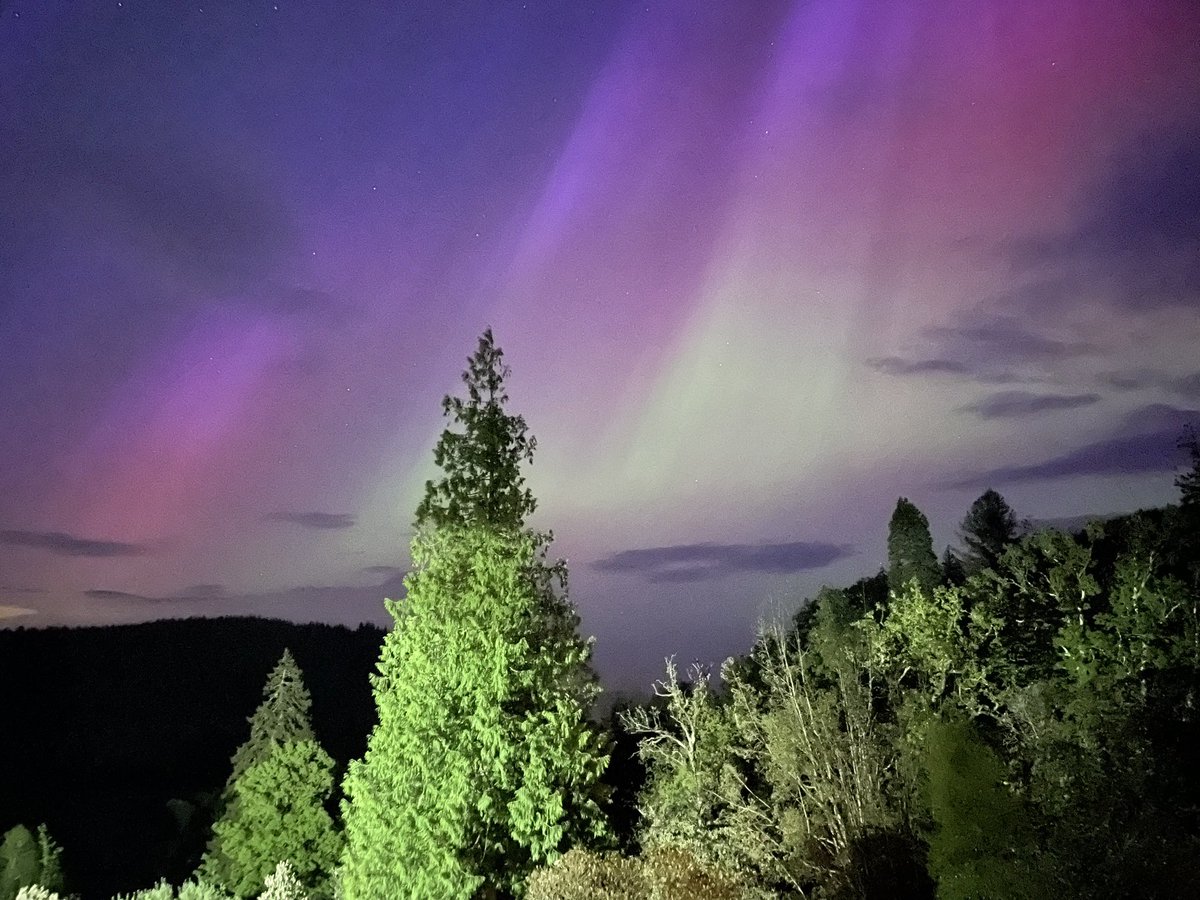 Aurora seen from Tarbert, Loch Fyne 10/5/24. Taken on iPhone 12. @BBCStargazing  #aurora