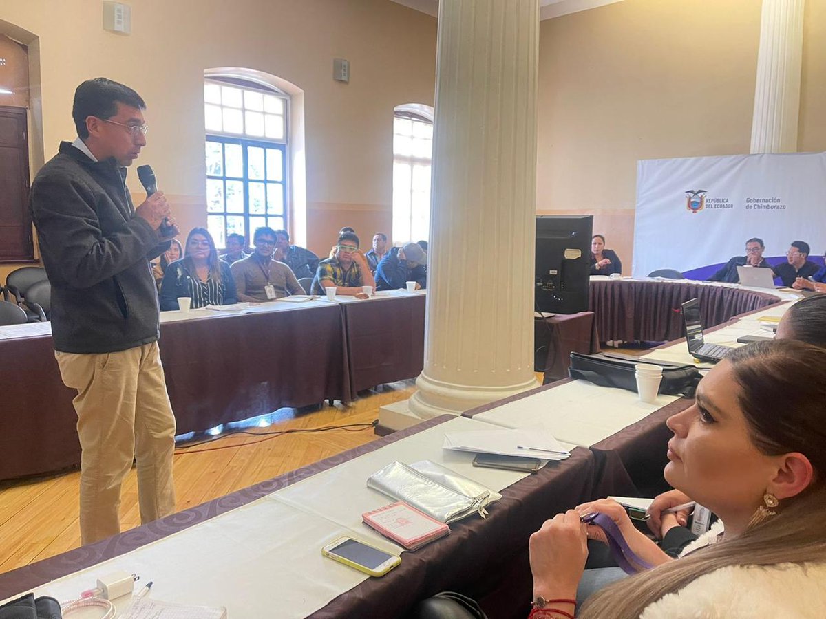 ViviendaEc's tweet photo. 📍 #Zonal3 | El director de la oficina técnica de #Chimborazo dictó una capacitación a los Jefes y Tenientes Políticos de la Provincia, sobre el proceso de aplicación de legalización de predios menores a 2000 m2 en área rural. 🇪🇨🏡
¡Juntos construimos #ElNuevoEcuador! https://t.co/Lg5mzm4Mku